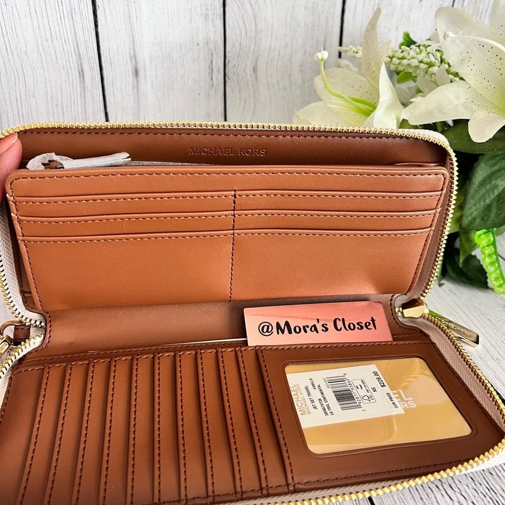 🦋Michael Kors Large Continental Wallet/Wristlet Vanilla